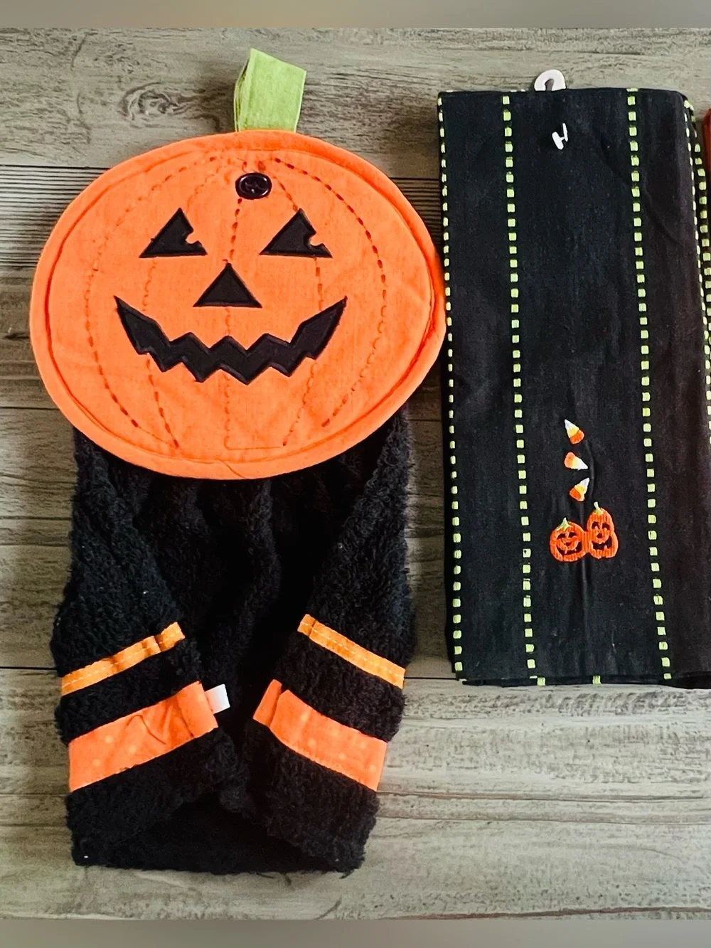 Retro Halloween Kitchen Towel & Pot Holder Bundle – 4-Piece Set